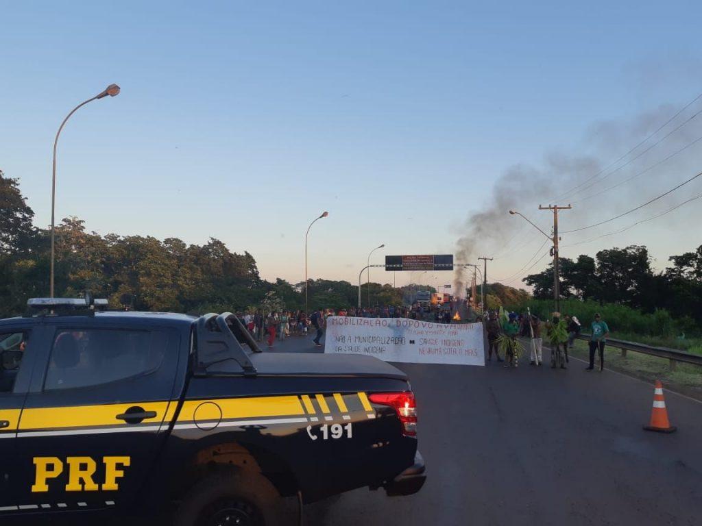 Indígenas protestam e fecham ponte da BR-163 na divisa de MS com o Paraná Indígenas protestam e fecham ponte da BR-163 na divisa de MS com o Paraná