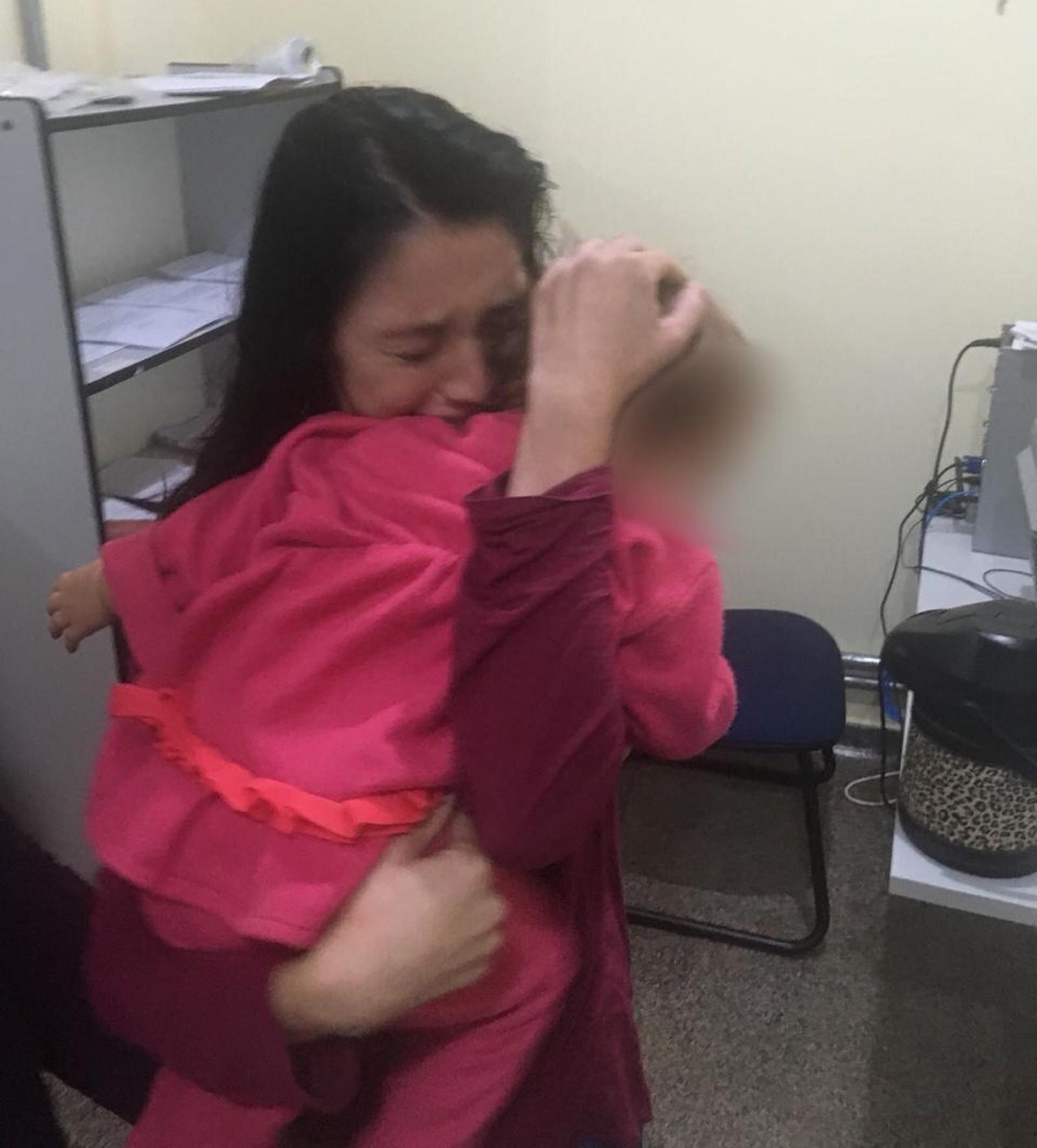 Menina de 1 e 4 meses sequestrada pelo pai e levada ao Paraguai é entregue à mãe em MS