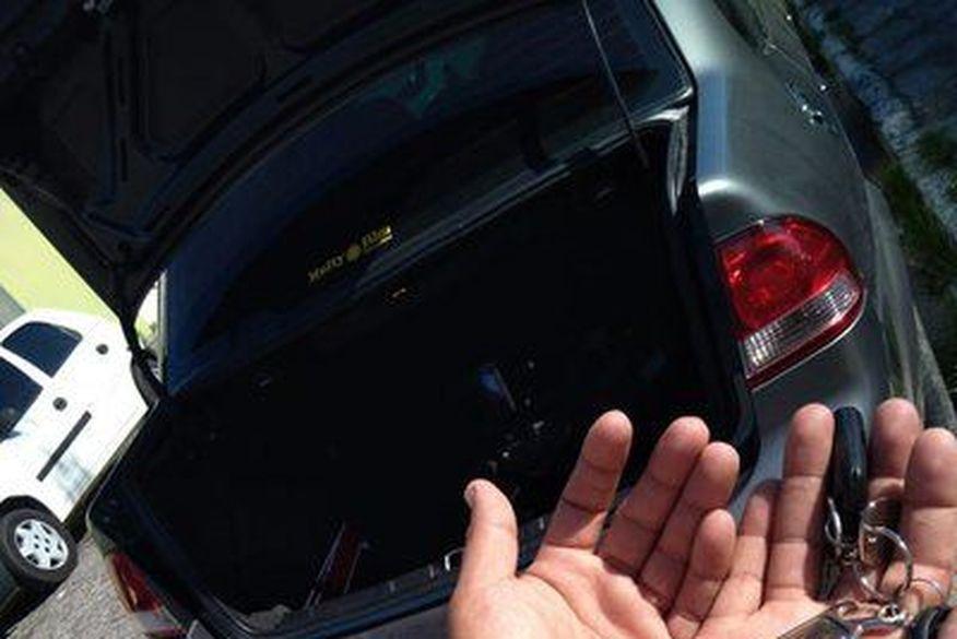 Motorista de aplicativo é encontrado algemado após passar horas refém de bandidos e avisar PM do porta-malas