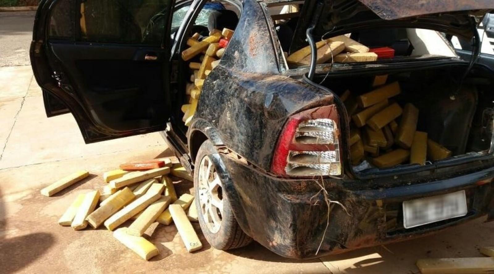 Polícia é chamada para atender acidente e encontra carro com 760 kg de maconha em MS Polícia é chamada para atender acidente e encontra carro com 760 kg de maconha em MS