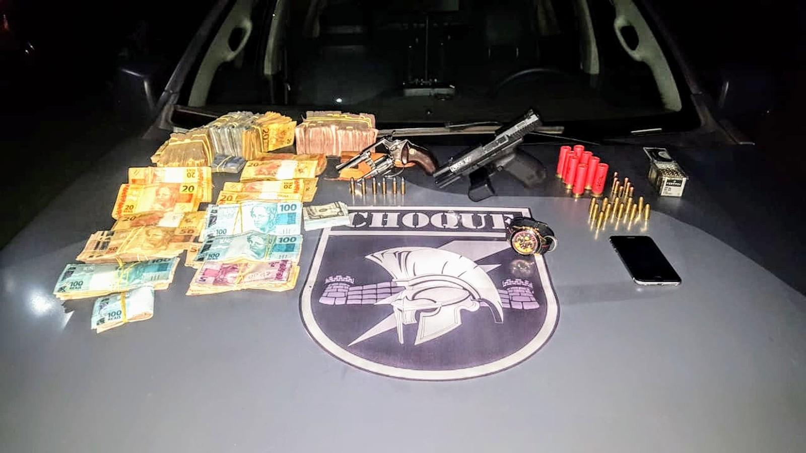 Polícia prende jovem em MS com armas, munições e R$ 62 mil em caixa de sapato: 'Agiotagem do meu pai'
