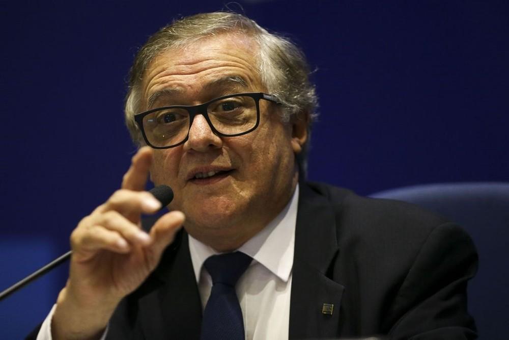 Pressão por saída de Vélez vai de ala militar a política e cria impasse no DEM