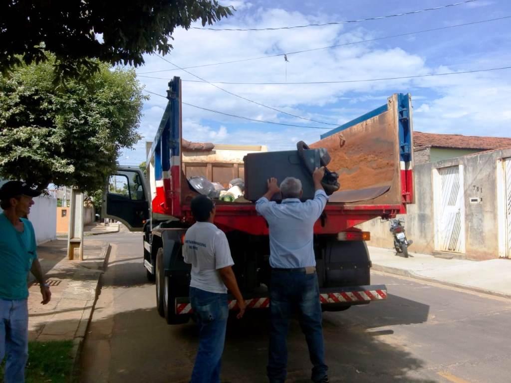 Saúde elimina 36 focos e recolhe dois caminhões caçamba em mutirão contra a Dengue Saúde elimina 36 focos e recolhe dois caminhões caçamba em mutirão contra a Dengue