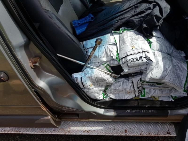 Suspeito abandona veículo carregado com 1,3 tonelada de agrotóxico