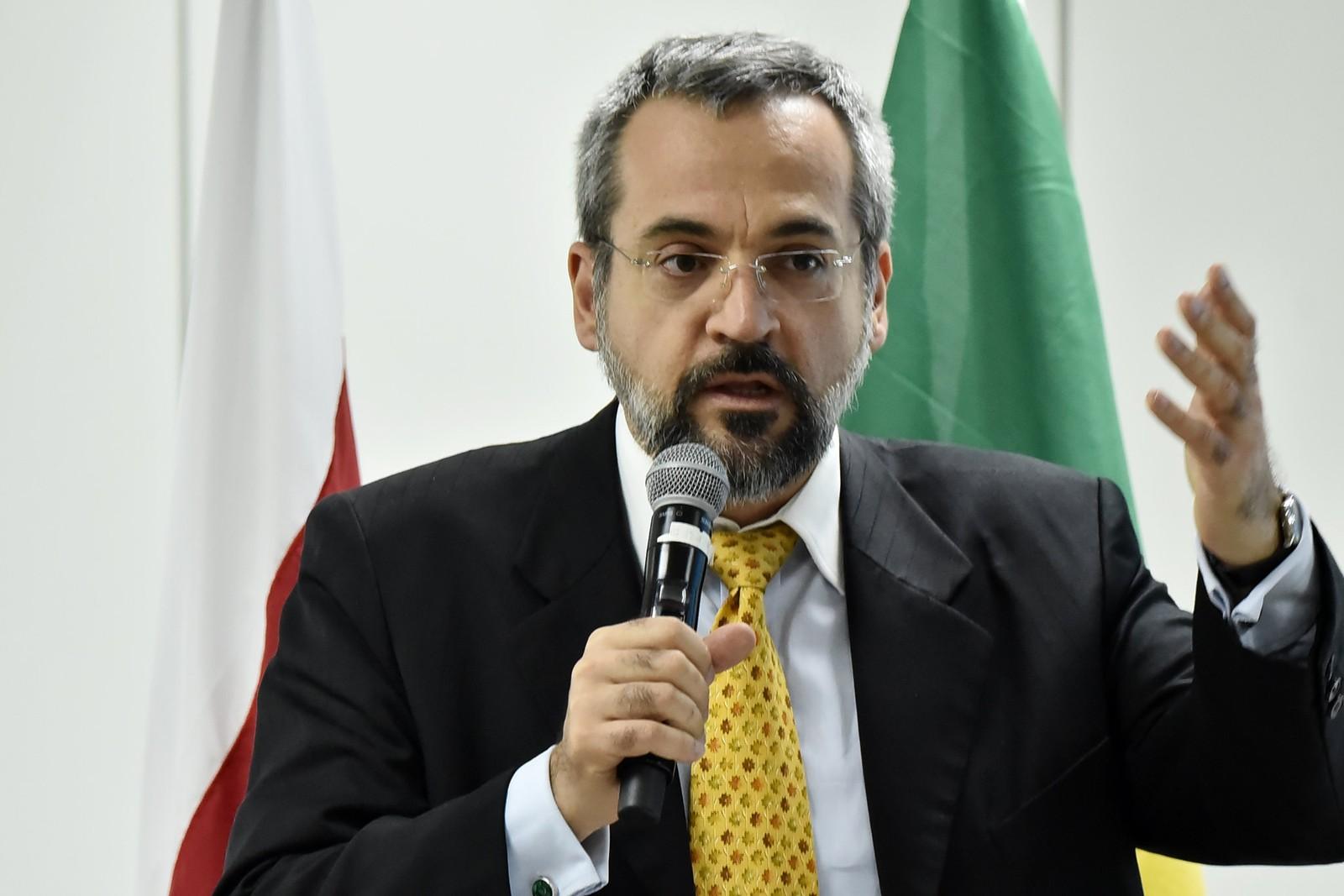 Bolsonaro anuncia demissão de Vélez e diz que Abraham Weintraub será o novo ministro da Educação