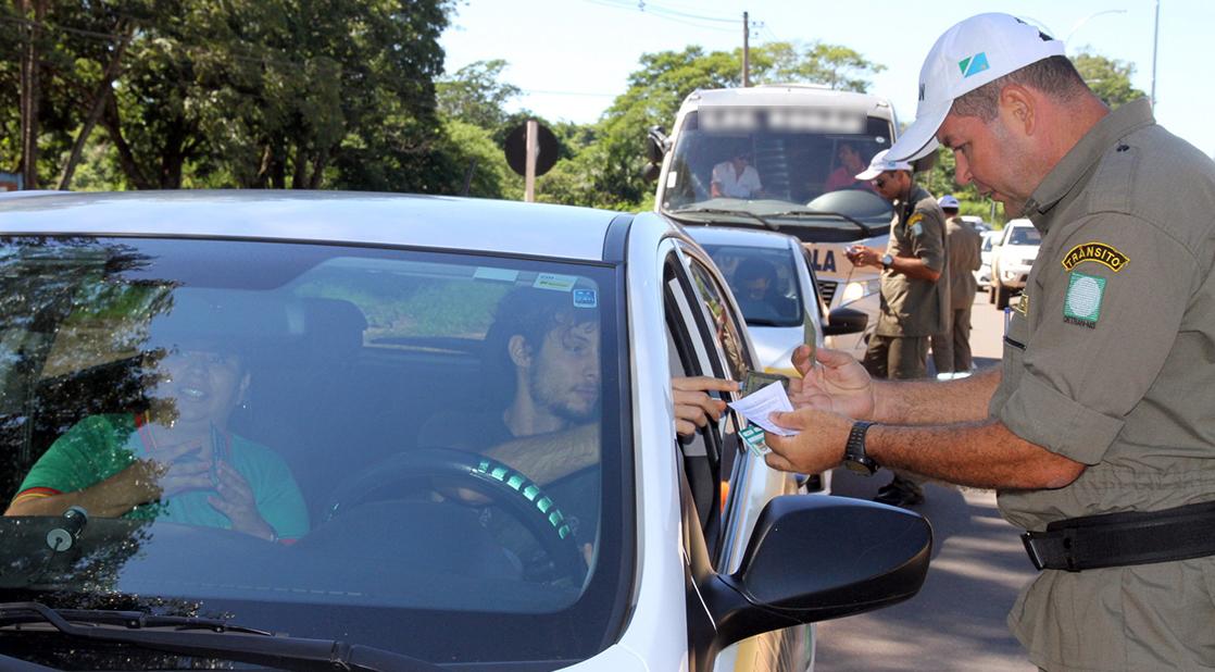 Detran autua auto escolas  por irregularidades em veículos