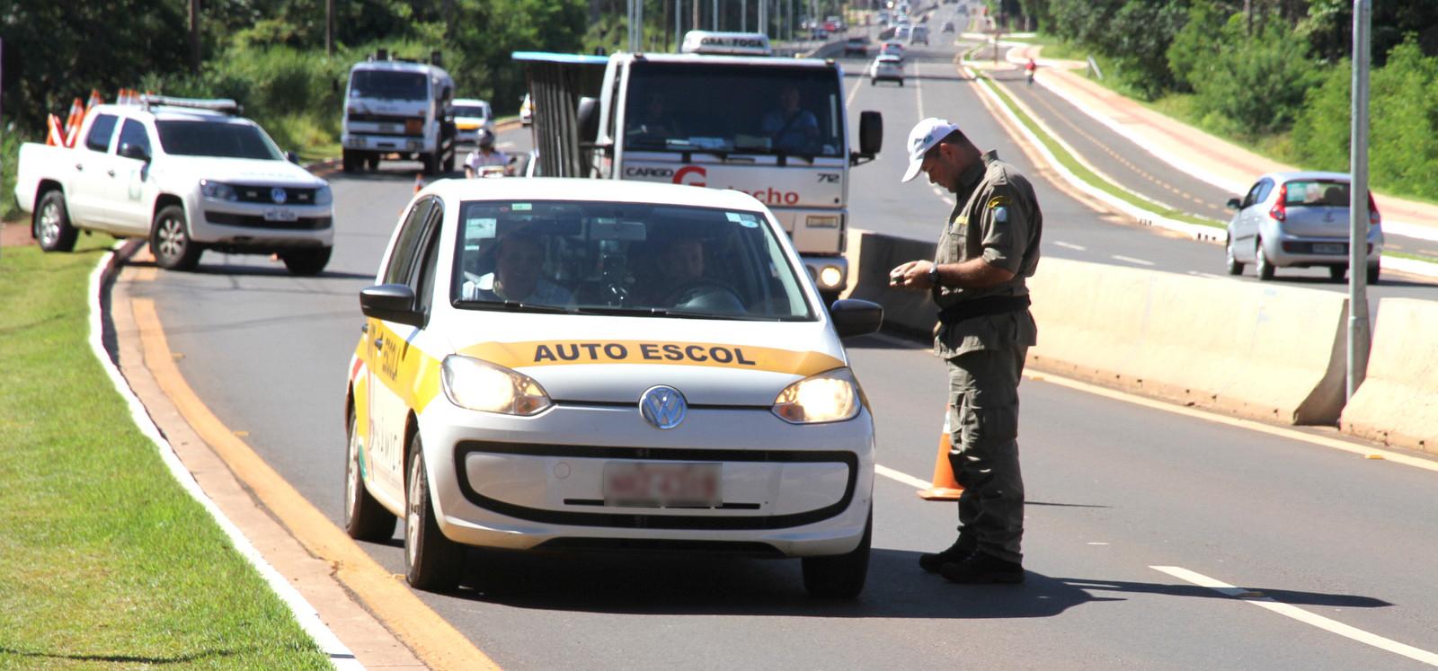 Detran autua auto escolas  por irregularidades em veículos