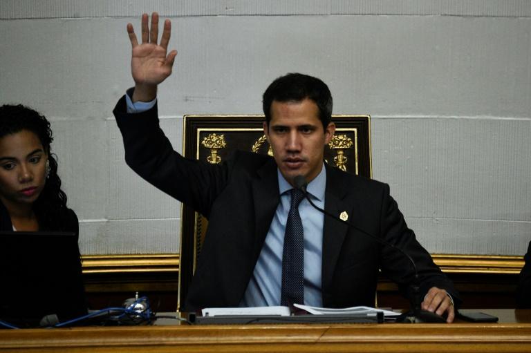 Guaidó sob ameaça de detenção acusado de usurpar funções de Maduro