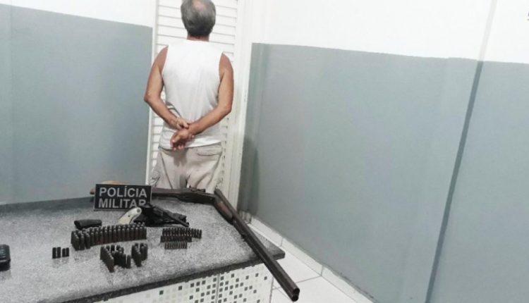 Homem é preso por agredir e ameaçar esposa com armas de fogo