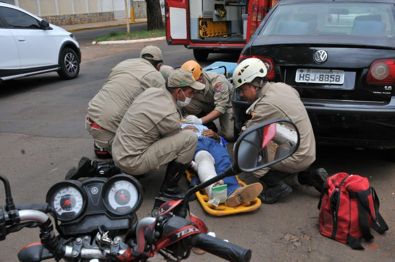 Motoboy com malote de R$ 17 mil se assusta com ladrões e sofre acidente