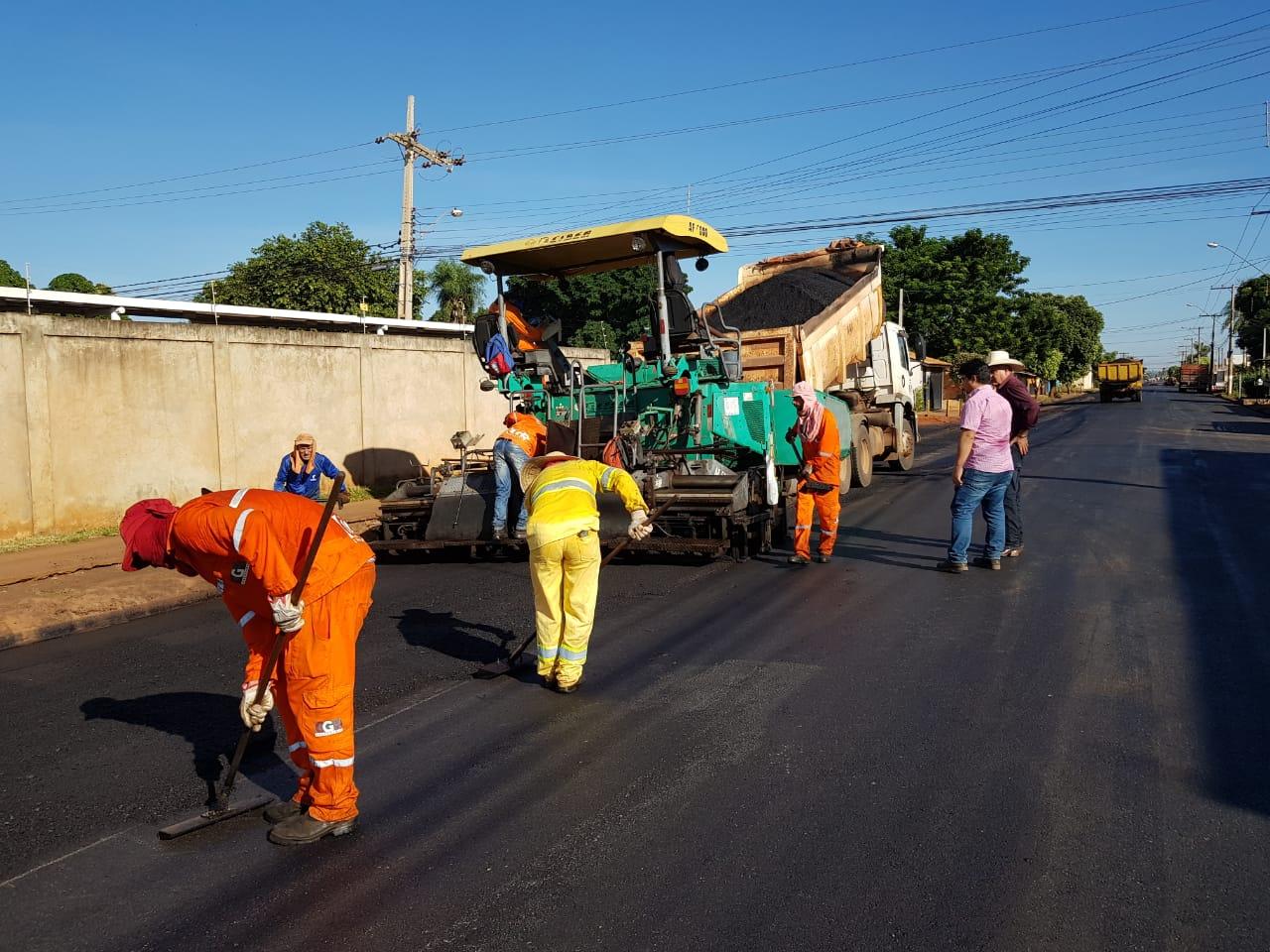 Pavimentação, recapeamento e drenagem estão sendo realizados em vários bairros Pavimentação, recapeamento e drenagem estão sendo realizados em vários bairros