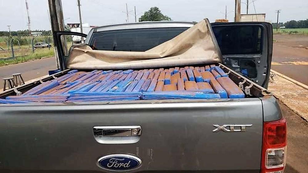 Veículo é abandonado na fronteira com o Paraguai com 1.430 kg de maconha na carroceria, diz PRF Veículo é abandonado na fronteira com o Paraguai com 1.430 kg de maconha na carroceria, diz PRF