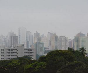 Chegada de frente fria derruba temperatura e há previsão de chuva