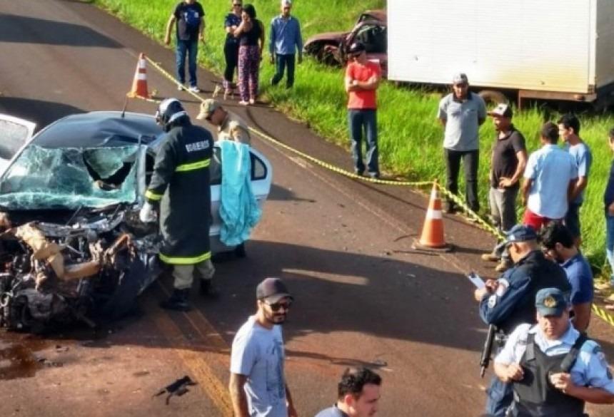 Grávida morre em batida frontal de carro com furgão de prefeitura em MS Grávida morre em batida frontal de carro com furgão de prefeitura em MS