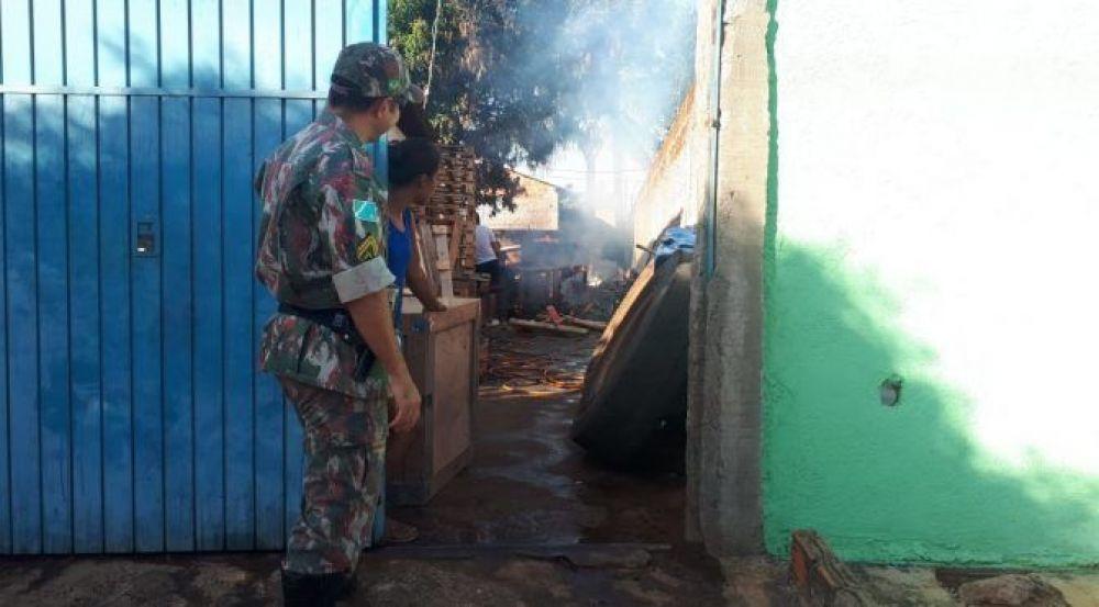 Morador da Vila Piloto ateia fogo em madeira e é multado em R$ 5 mil