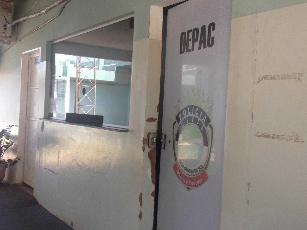 Mulher é presa por perturbação em condomínio e ao sair da delegacia tenta estrangular síndica