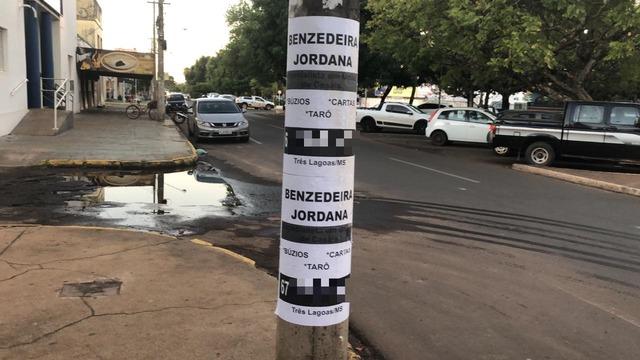 Benzedeira enche os postes de anúncio e será notificada pelo Ministério Público em Três Lagoas