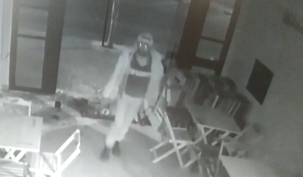 Câmeras de segurança flagram ciclista furtando pastelaria no Centro