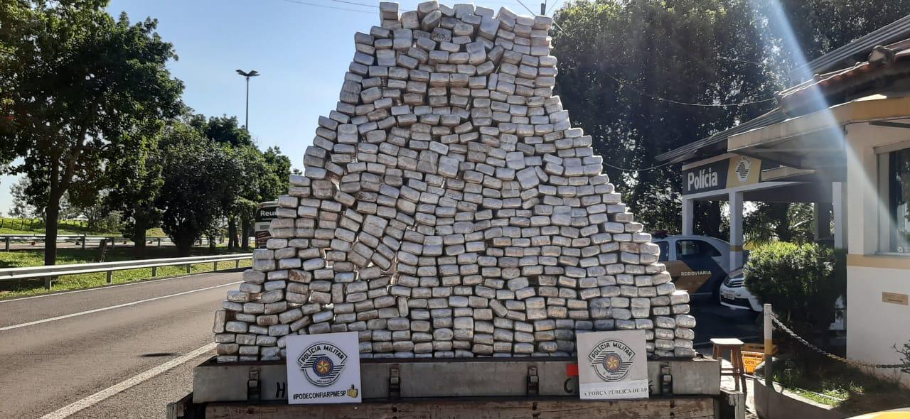 Carga de maconha apreendida pela polícia em Castilho totaliza 571 quilos Carga de maconha apreendida pela polícia em Castilho totaliza 571 quilos