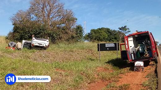 Carro capota na Gerson Dourado e mulher fica ferida próximo a Ilha Solteira-SP Carro capota na Gerson Dourado e mulher fica ferida próximo a Ilha Solteira-SP