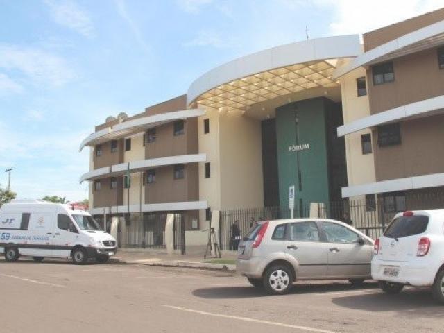 Casal homoafetivo adota criança e garante na Justiça licença de 180 dias