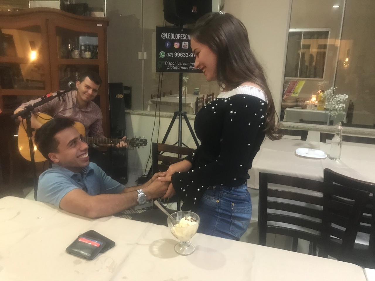 Com muito romantismo e até pedido de noivado, casais celebram Dia Dos Namorados no restaurante do Kadu Com muito romantismo e até pedido de noivado, casais celebram Dia Dos Namorados no restaurante do Kadu
