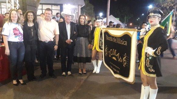 Eduardo Rocha acompanha festival de fanfarra e se emociona ao ver a banda da escola onde estudou