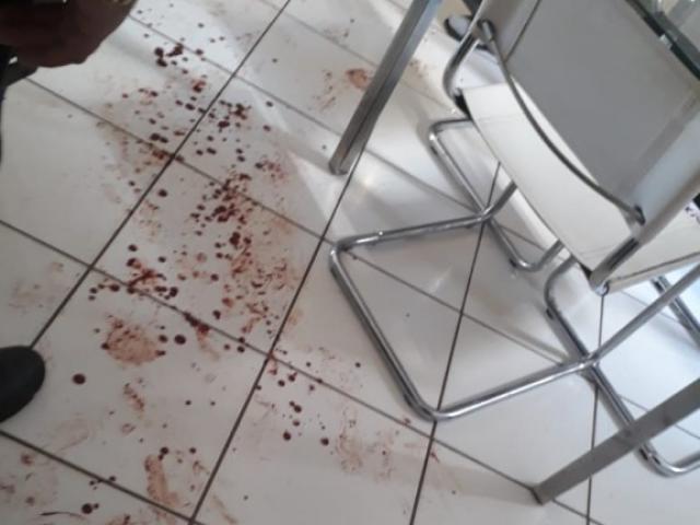 Em briga por causa de dívidas, pai atira em filho; internado no sábado (22) jovem fugiu no domingo (23)