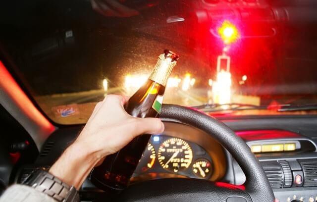 Embriagado, homem bate em veículo e quase atropela mulher no Vila Haro
