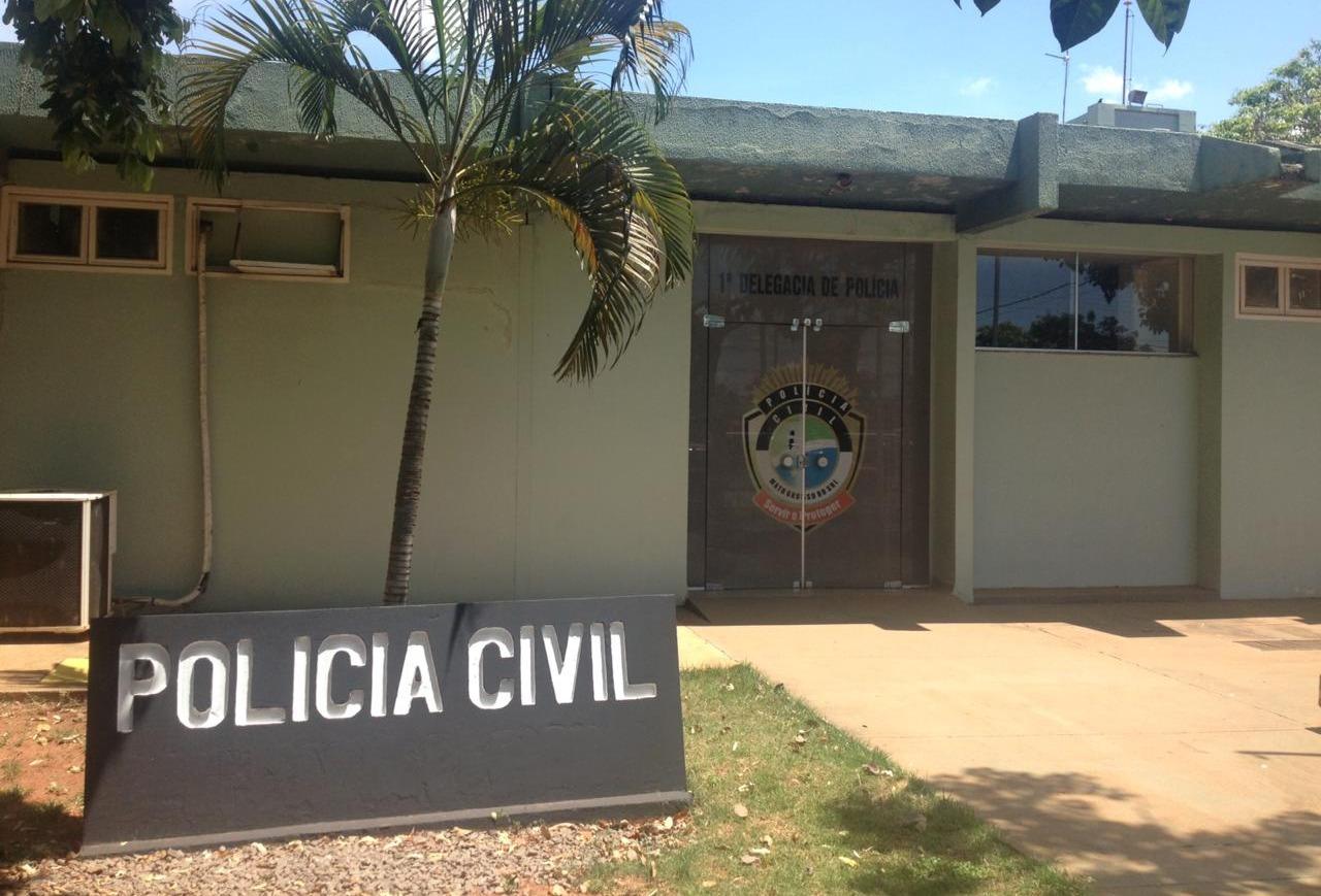 Homem é preso ao descumprir medida protetiva e ameaçar mulher com barra de ferro