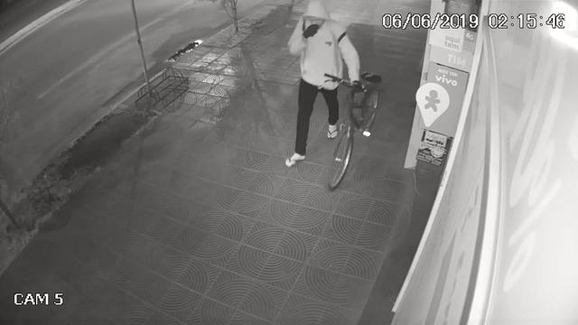 Homem furta 60 celulares e dinheiro e namorada é presa em flagrante por receptação