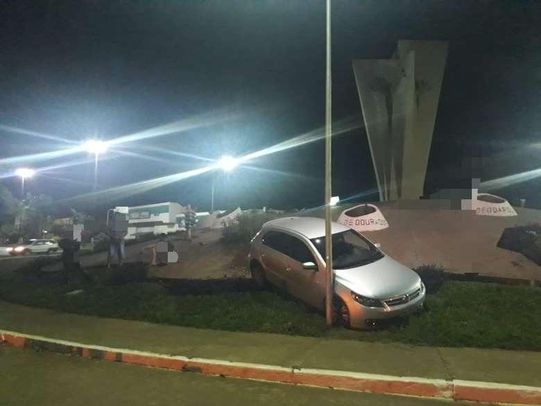Motorista bêbado Motorista bêbado 'atropela' monumento histórico de Dourados