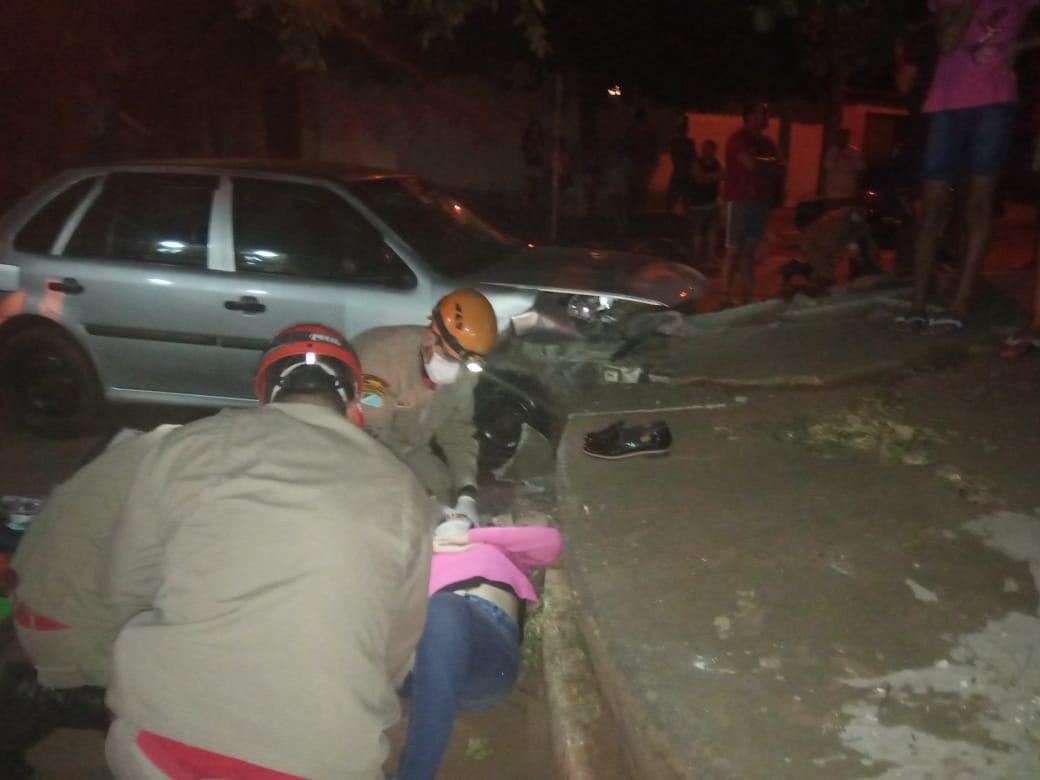 Motorista invade contramão em alta velocidade e atropela casal em moto no Jardim Aeroporto Motorista invade contramão em alta velocidade e atropela casal em moto no Jardim Aeroporto