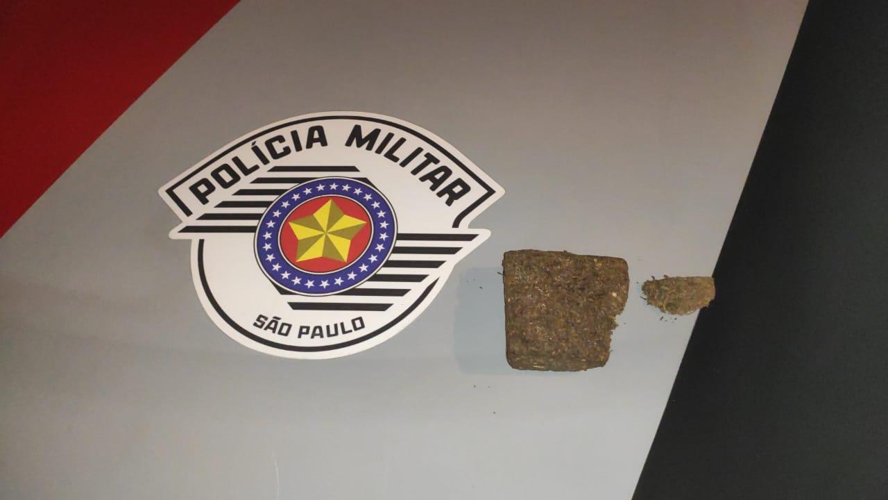 PM verifica disparos de arma de fogo em Castilho e prende rapaz com tijolo de maconha PM verifica disparos de arma de fogo em Castilho e prende rapaz com tijolo de maconha