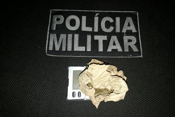Polícia Militar encontra maconha em bolsa de menina de 17 anos em Água Clara Polícia Militar encontra maconha em bolsa de menina de 17 anos em Água Clara