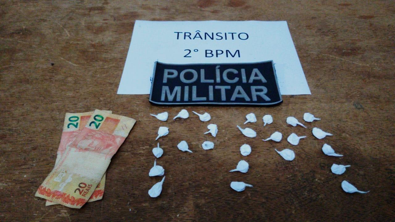 Traficante tenta despistar a Polícia e é preso com 25 trouxinhas de cocaína