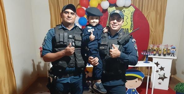 Policiais de Três Lagoas participam de aniversário de criança fã da PM