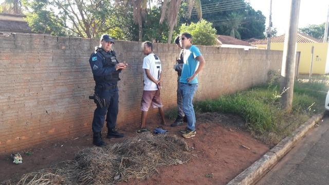 Policiais fazem cerco no Bairro Santa Terezinha a procura de assaltantes; um já foi preso