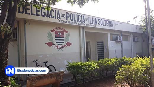 Preso tenta fugir ao chegar na Delegacia e é recapturado por policiais Preso tenta fugir ao chegar na Delegacia e é recapturado por policiais