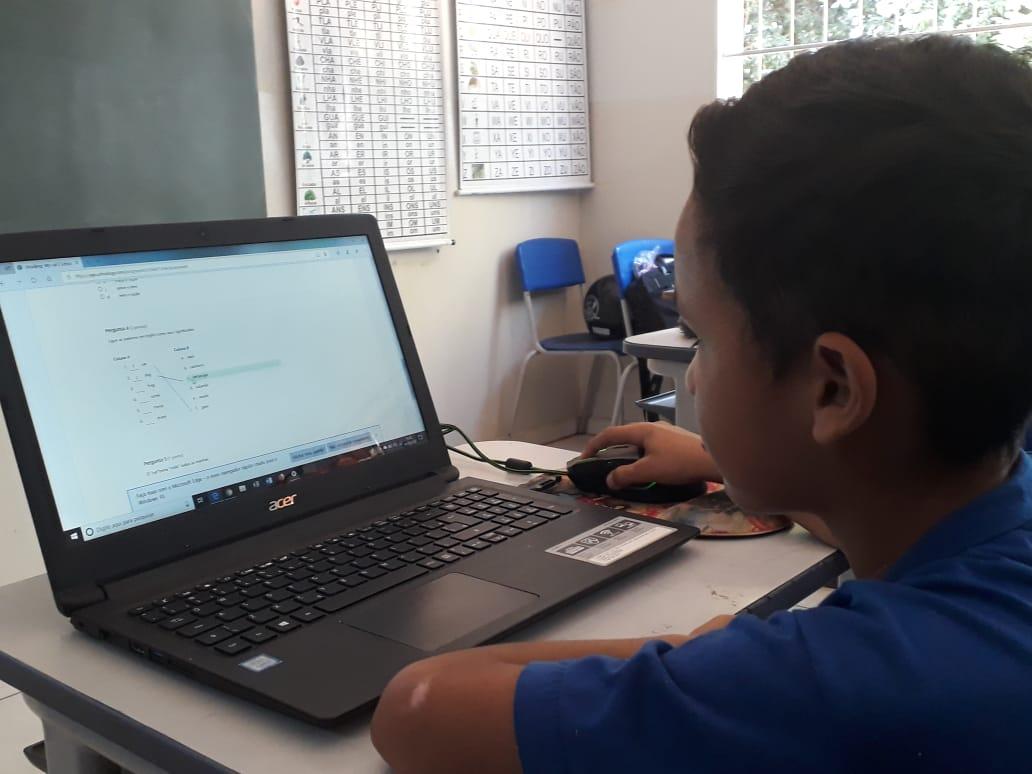 Professora de Inglês usa tecnologia para ensinar inglês a alunos de 10 anos Professora de Inglês usa tecnologia para ensinar inglês a alunos de 10 anos