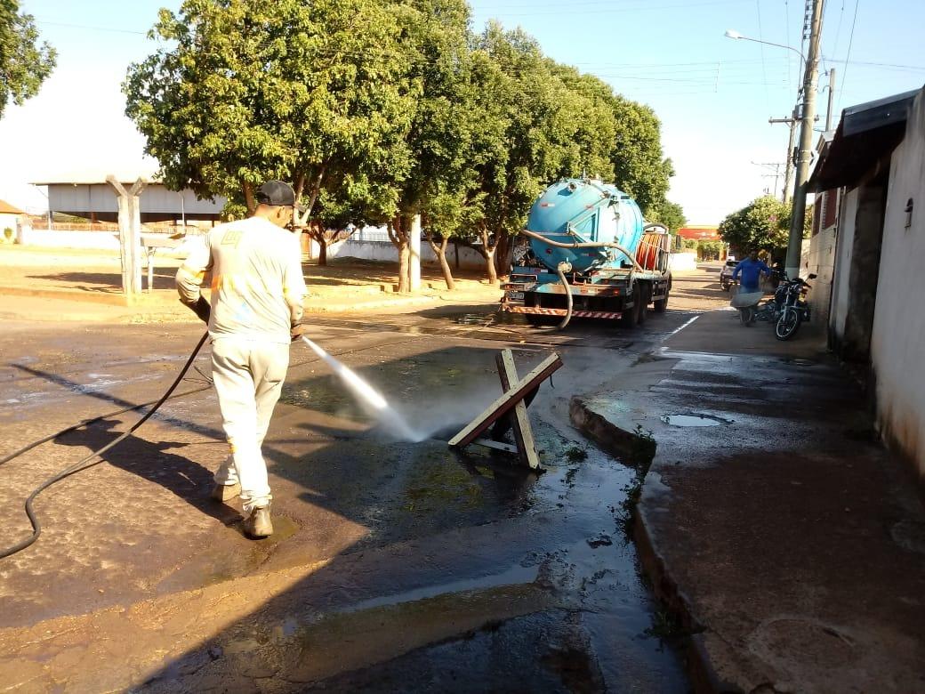 Rede de esgoto do Jd. Alvorada transborda e Sanesul faz desobstrução em tempo recorde Rede de esgoto do Jd. Alvorada transborda e Sanesul faz desobstrução em tempo recorde