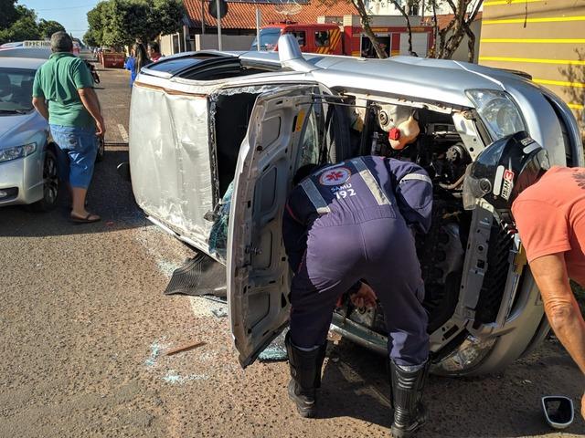 Veículo capota após acidente no bairro Lapa, em Três Lagoas Veículo capota após acidente no bairro Lapa, em Três Lagoas