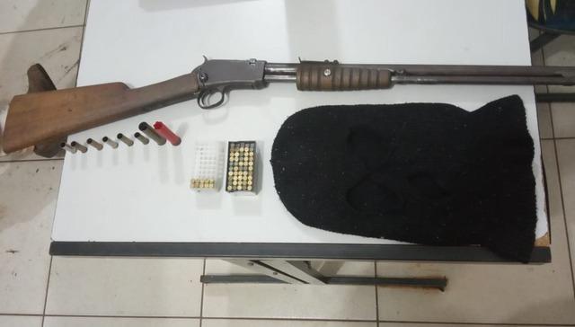 Vendedor é preso com espingarda irregular no Novo Oeste Vendedor é preso com espingarda irregular no Novo Oeste