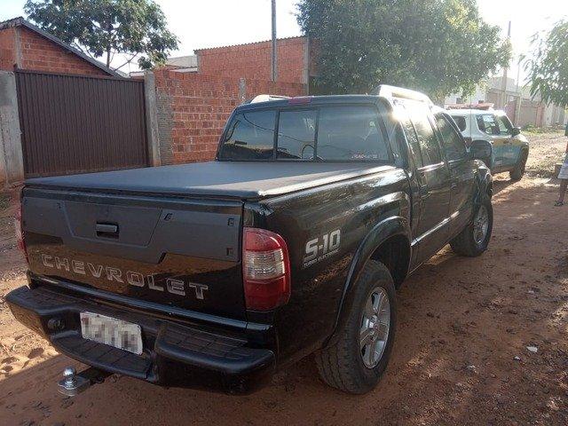 Com quatro mandados de prisão, homem se esconde embaixo da cama para fugir da polícia