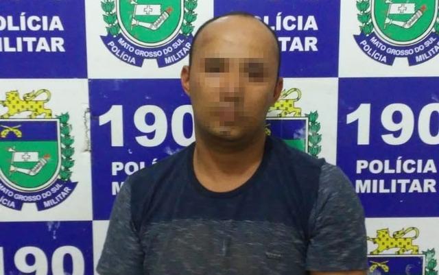 Com quatro mandados de prisão, homem se esconde embaixo da cama para fugir da polícia Com quatro mandados de prisão, homem se esconde embaixo da cama para fugir da polícia