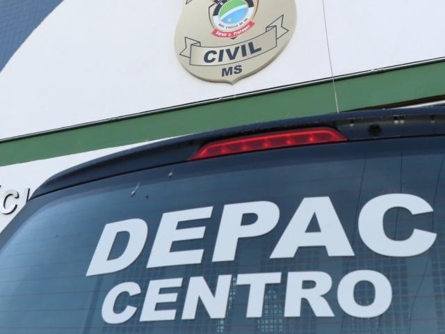 Amarrado, motorista de aplicativo salta de veículo para fugir de bandidos