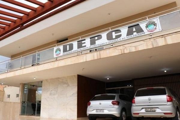 Ao sentir falta de R$ 10, mulher queima a mão do filho em fogão e vai presa em Campo Grande