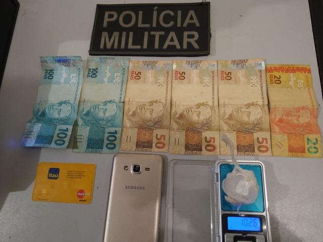 Após dispensar droga, jovem tenta fugir da polícia correndo