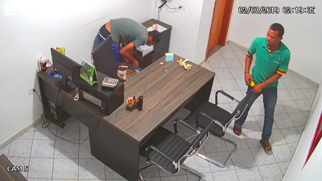 Bandidos invadem empresa de internet e levam R$ 15 mil em dinheiro  