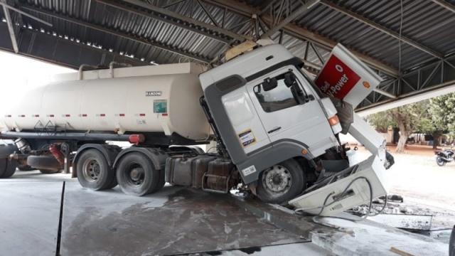 Caminhão anda sozinho e derruba cobertura de posto de combustível Caminhão anda sozinho e derruba cobertura de posto de combustível
